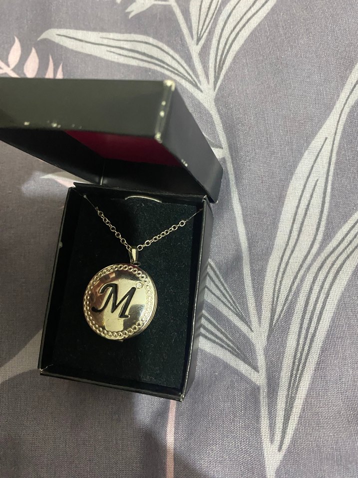 M harfli içi açılan kolye taşlı - Görsel 3