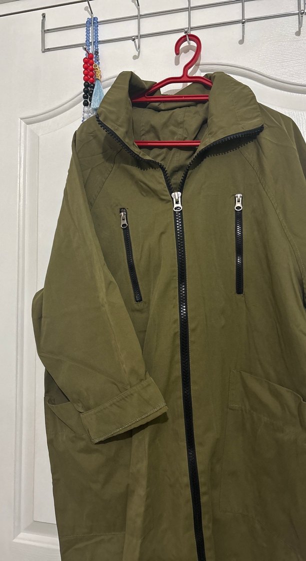 Haki Uzun Kapüşonlu Yağmurluk - Görsel 5