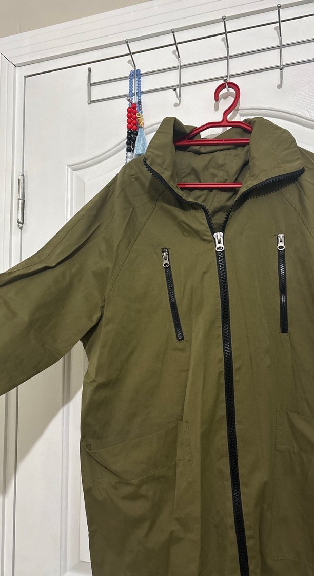 Haki Uzun Kapüşonlu Yağmurluk - Görsel 4