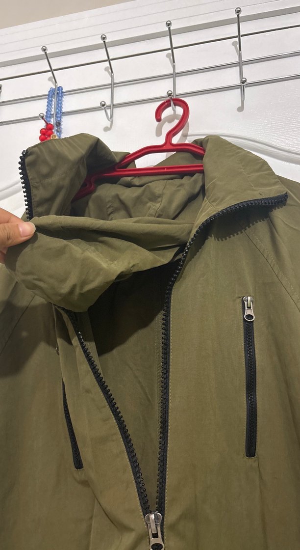 Haki Uzun Kapüşonlu Yağmurluk - Görsel 3