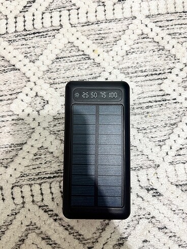 Güneş panelli powerbank