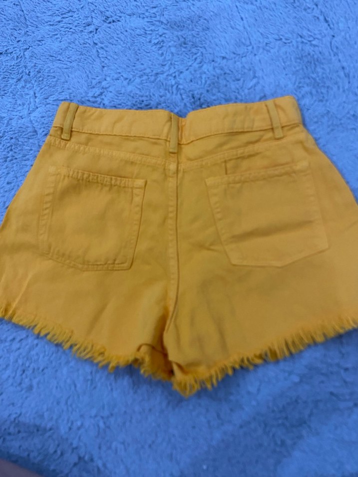 Sarı Düğmeli Kadın Kot Şort Mini Kesim - Görsel 2