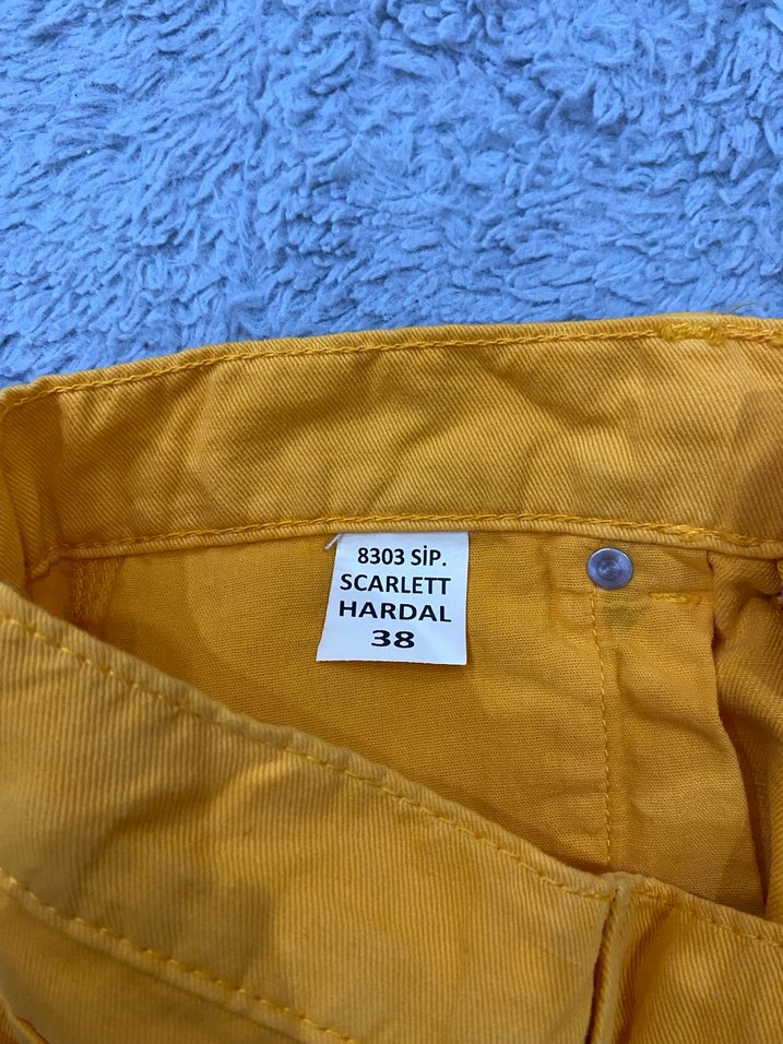 Sarı Düğmeli Kadın Kot Şort Mini Kesim - Görsel 3