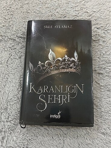 Karanlığın şehri şule avlanmaz