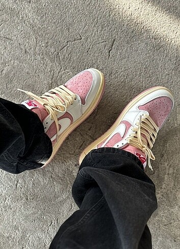 Nike Travis Scott x Air Jordan 1 Low OG Shy Pink