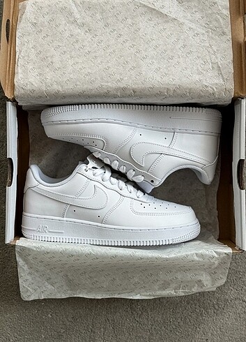 Nike Air Force 1 Triple White