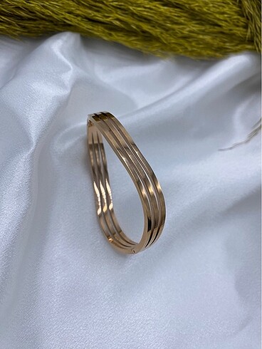 Rose gold asimetrik kelepçe