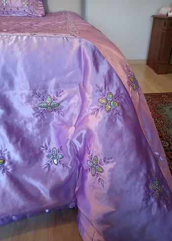 İşlemeli Parlak Mor Yatak Örtüsü - Görsel 3