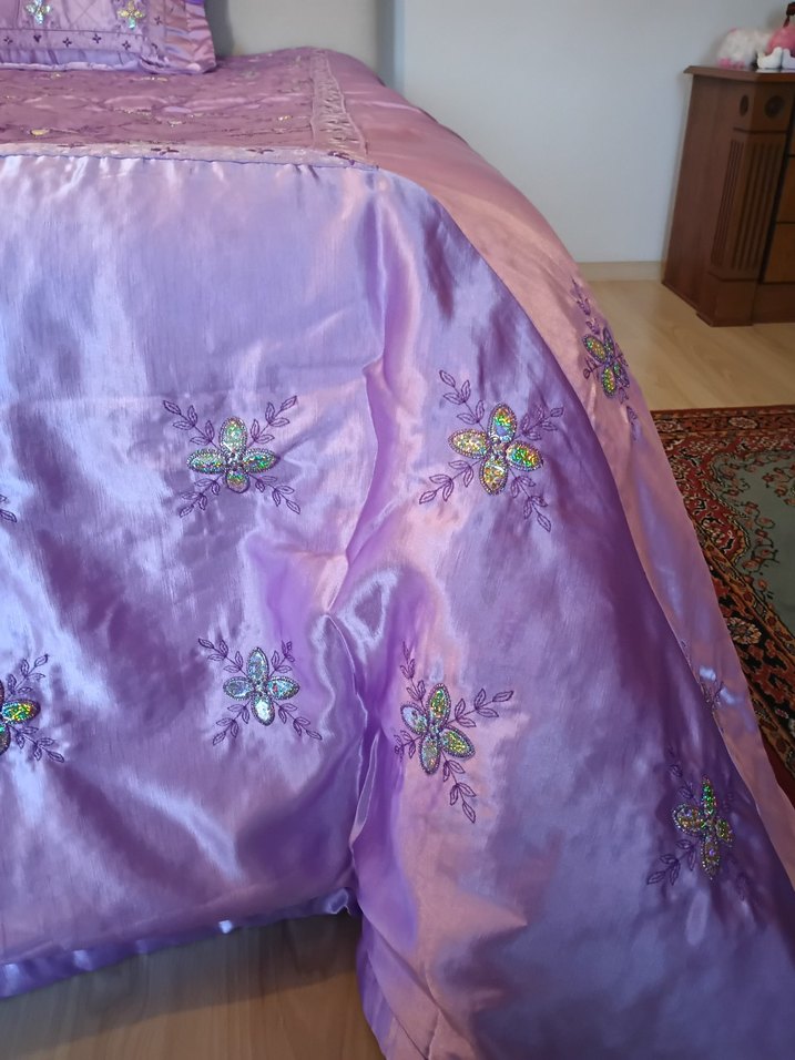 İşlemeli Parlak Mor Yatak Örtüsü - Görsel 3