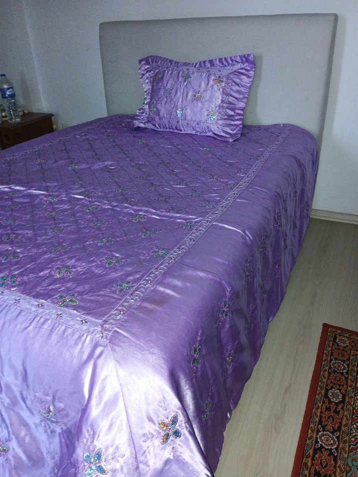 İşlemeli Parlak Mor Yatak Örtüsü - Görsel 2