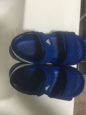 Adidas bebek 23 numara sandalet