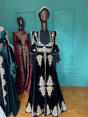Siyah kaftan kemeri baş taci duvağı ve eldivenleri mevcut