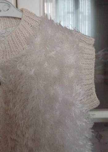 Kadın Beyaz Kürklü Kısa Triko Yelek - Görsel 3