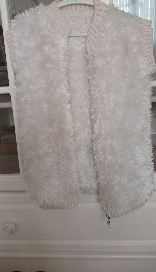 Kadın Beyaz Kürklü Kısa Triko Yelek - Görsel 4