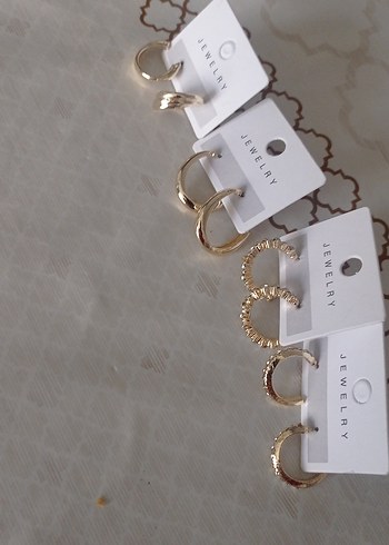 Zincir Detaylı Mini Altın Küpeler