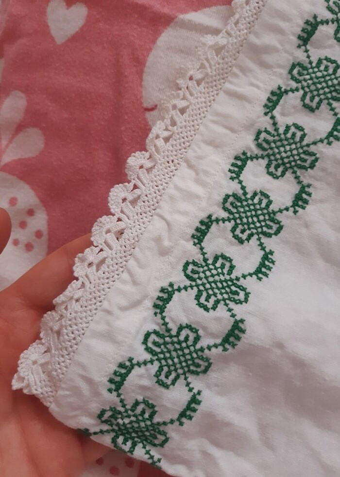 Dantelli ve işlemeli  bebek yastık kılıfı - Görsel 2