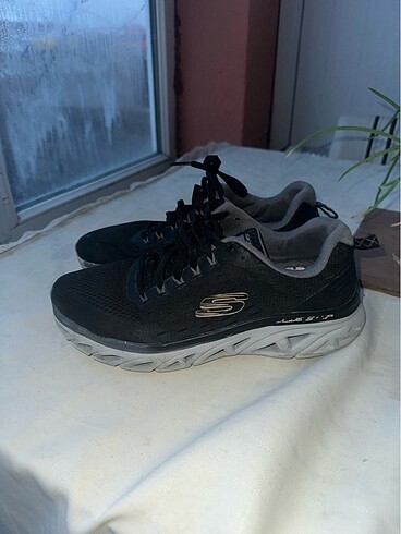 SKECHERS