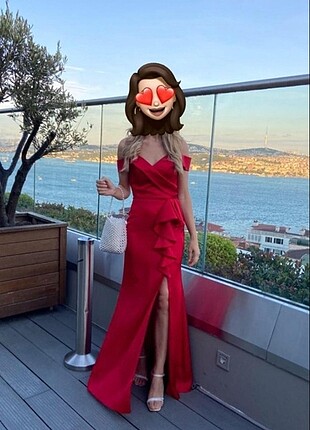 Kırmızı yırtmaçlı bayan uzun elbise 