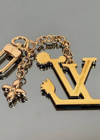 Louis Vuitton Louis Vuitton LV logo charm gold