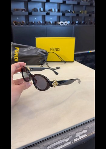 Fendi Siyah Elastik Kadın Güneş Gözlüğü - Görsel 4