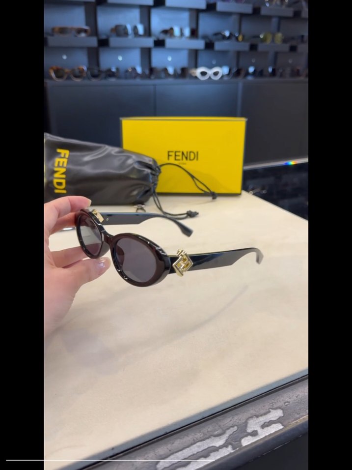 Fendi Siyah Elastik Kadın Güneş Gözlüğü - Görsel 4