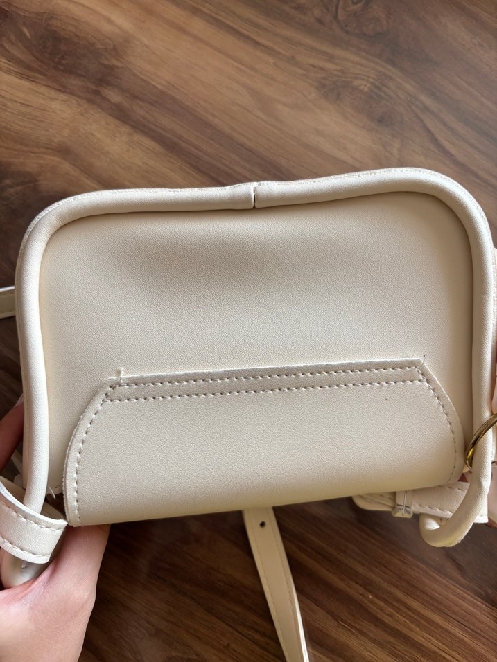 Beyaz Deri Tokalı Modern Klasik Kadın Çanta - Görsel 3