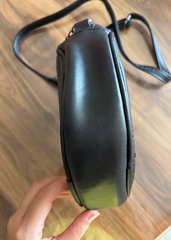 Zincir Detaylı Siyah Deri Yuvarlak Çanta - Görsel 3