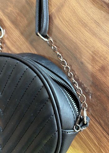 Zincir Detaylı Siyah Deri Yuvarlak Çanta - Görsel 2