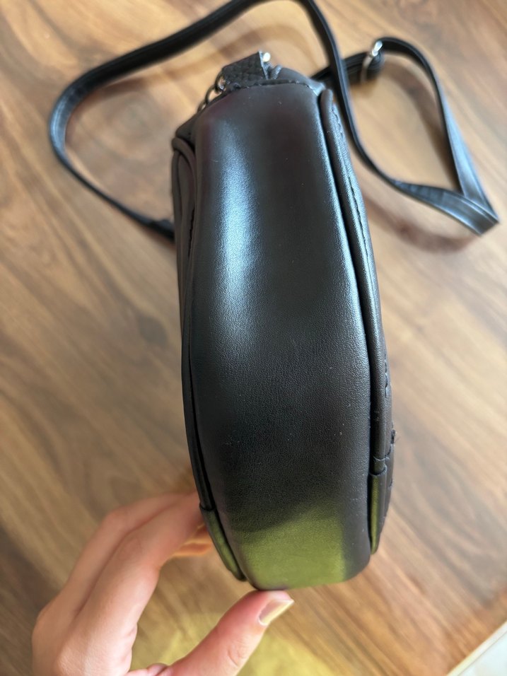 Zincir Detaylı Siyah Deri Yuvarlak Çanta - Görsel 3