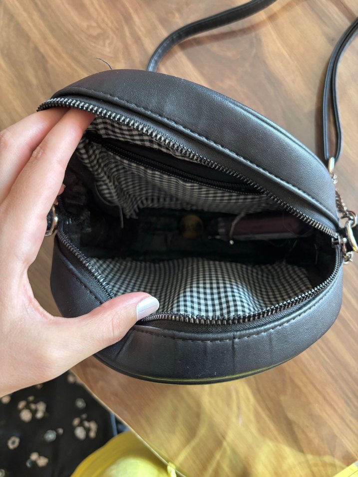 Zincir Detaylı Siyah Deri Yuvarlak Çanta - Görsel 4