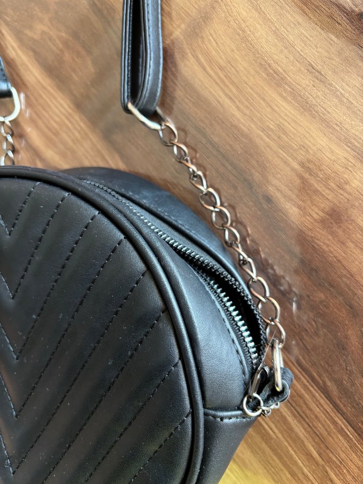 Zincir Detaylı Siyah Deri Yuvarlak Çanta - Görsel 2