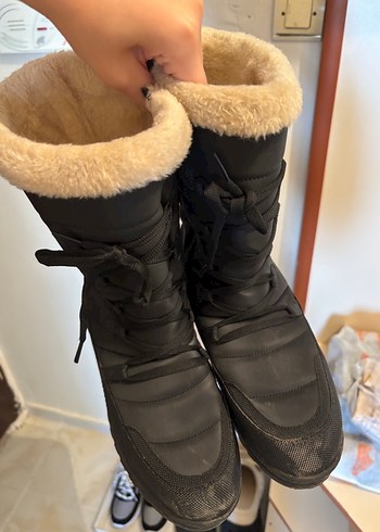 Siyah Kürklü Kadın Bot - Görsel 2