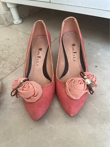 Pembe çiçekli ayakkabı
