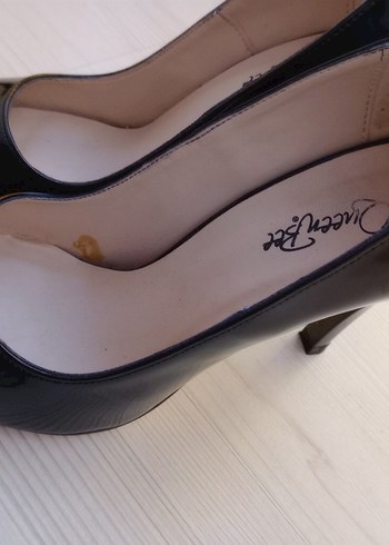 Siyah Parlak Tokalı Stiletto Topuklu Kadın Ayakkabı