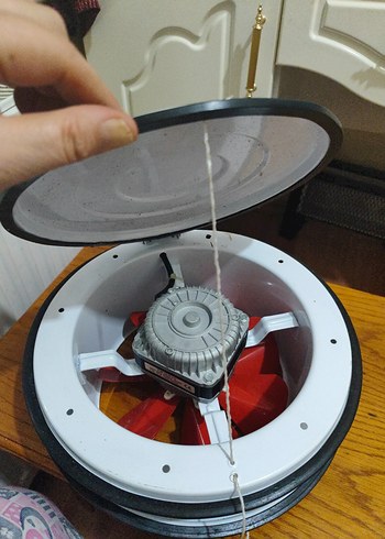 Beyaz ve kırmızı kanatlı vantilatör - Görsel 2