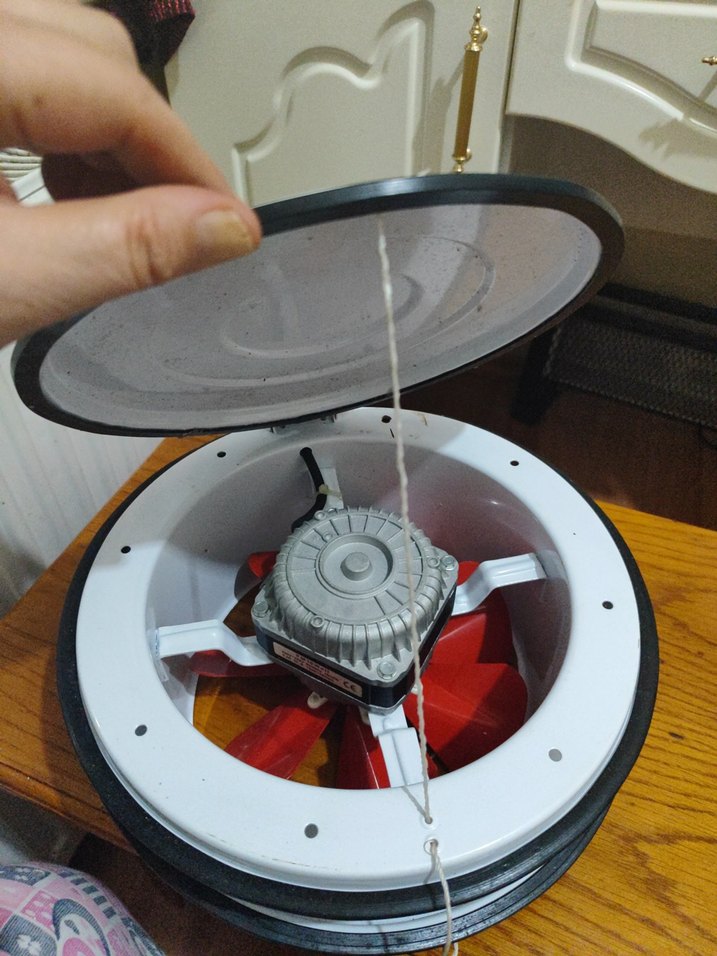 Beyaz ve kırmızı kanatlı vantilatör - Görsel 2