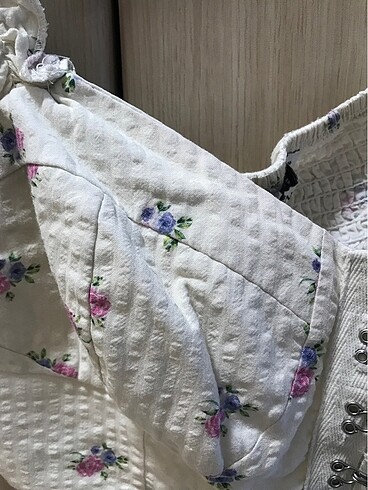 Çiçekli beyaz crop - Görsel 4