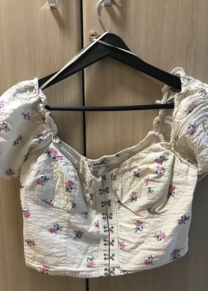 Çiçekli beyaz crop - Görsel 2