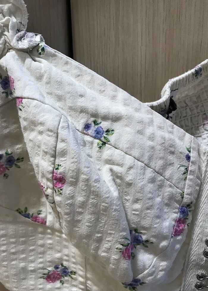 Çiçekli beyaz crop - Görsel 4