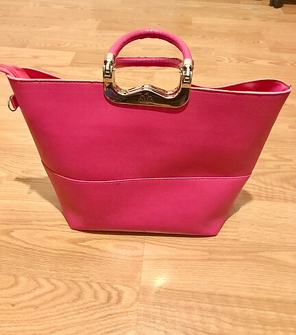 Pembe çanta
