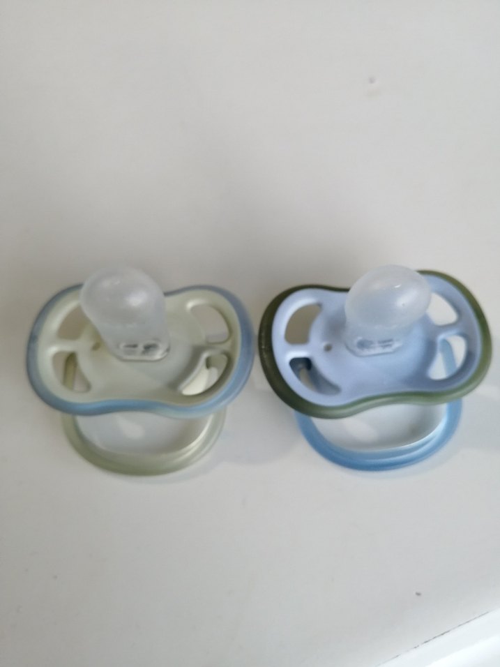 Gri ve Çok Renkli Bebek Emzikleri 2'li Set - Görsel 4