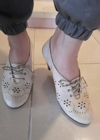 Dantel Detaylı Beyaz Süet Dolgu Topuk Ayakkabı - Görsel 2