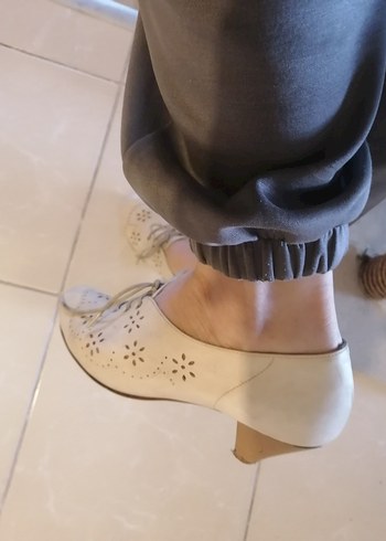 Dantel Detaylı Beyaz Süet Dolgu Topuk Ayakkabı - Görsel 3