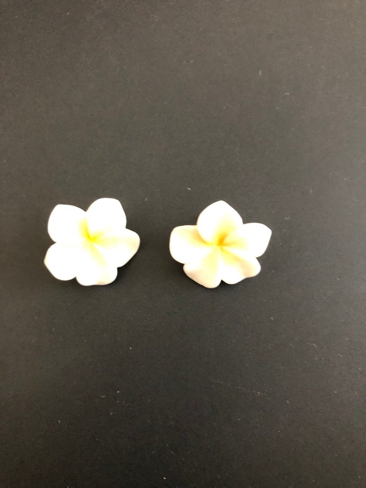 Beyaz Pastel Çiçekli plastik küpe - Görsel 2