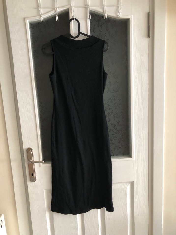 Siyah Yüksek Yakalı Kolsuz Midi Elbise - Görsel 4