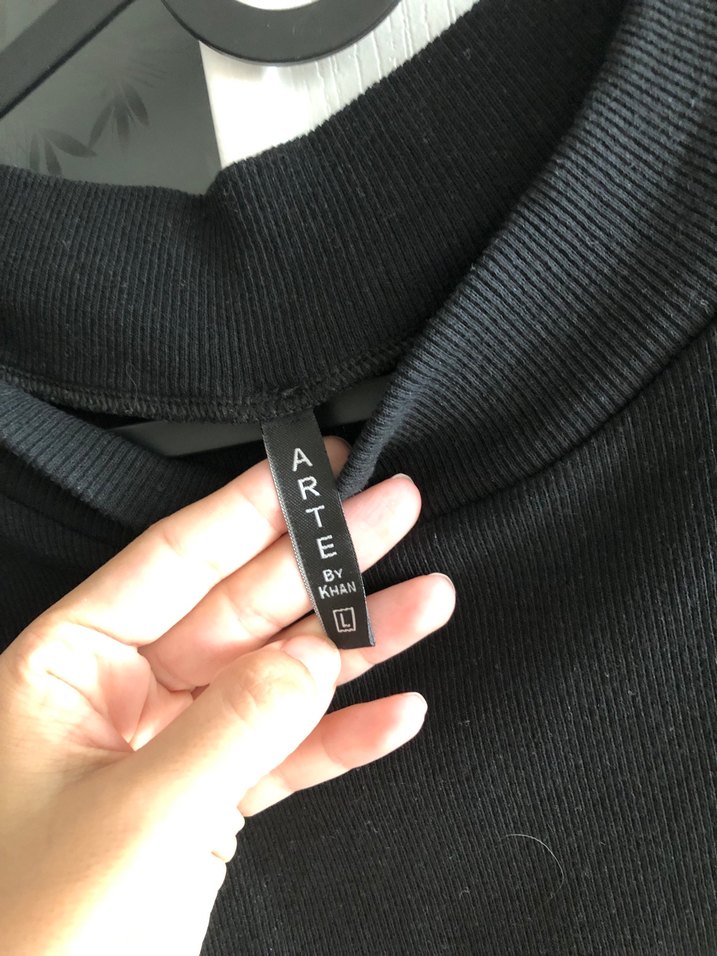 Siyah Yüksek Yakalı Kolsuz Midi Elbise - Görsel 3