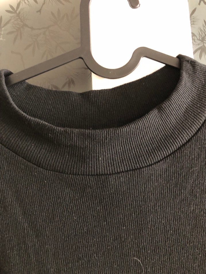 Siyah Yüksek Yakalı Kolsuz Midi Elbise - Görsel 2