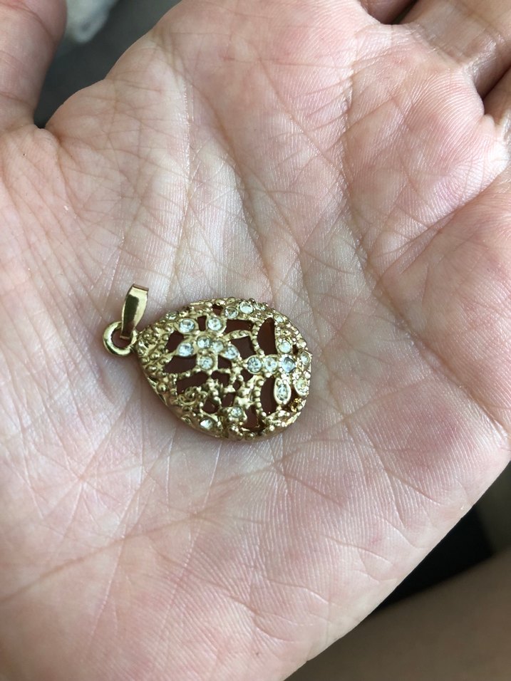 Avon marka Altın Renkli Pullu taşlı Desenli Takı Seti - Görsel 2