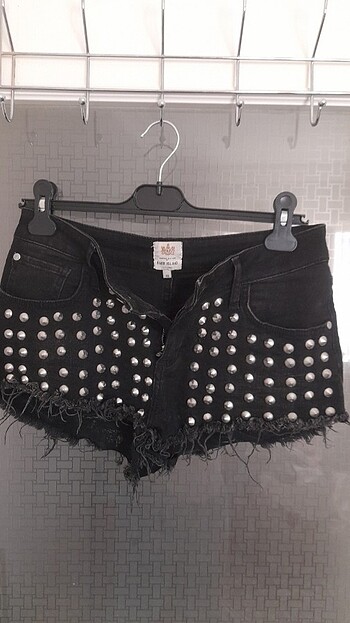 Taşlı mini şort