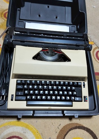Eski, elektronik daktilo - Görsel 4